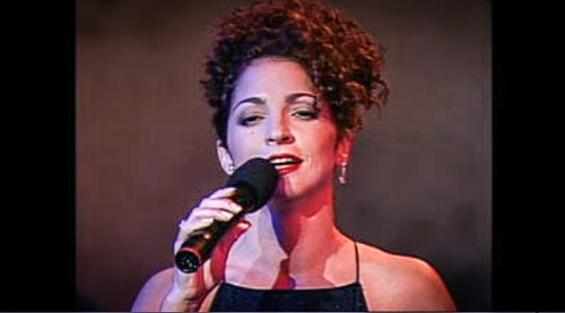 La noche cerró con broche de oro con la interpretación de 'Los años que me quedan' de Gloria Estefan, ganadora de tres premios en esa edición.