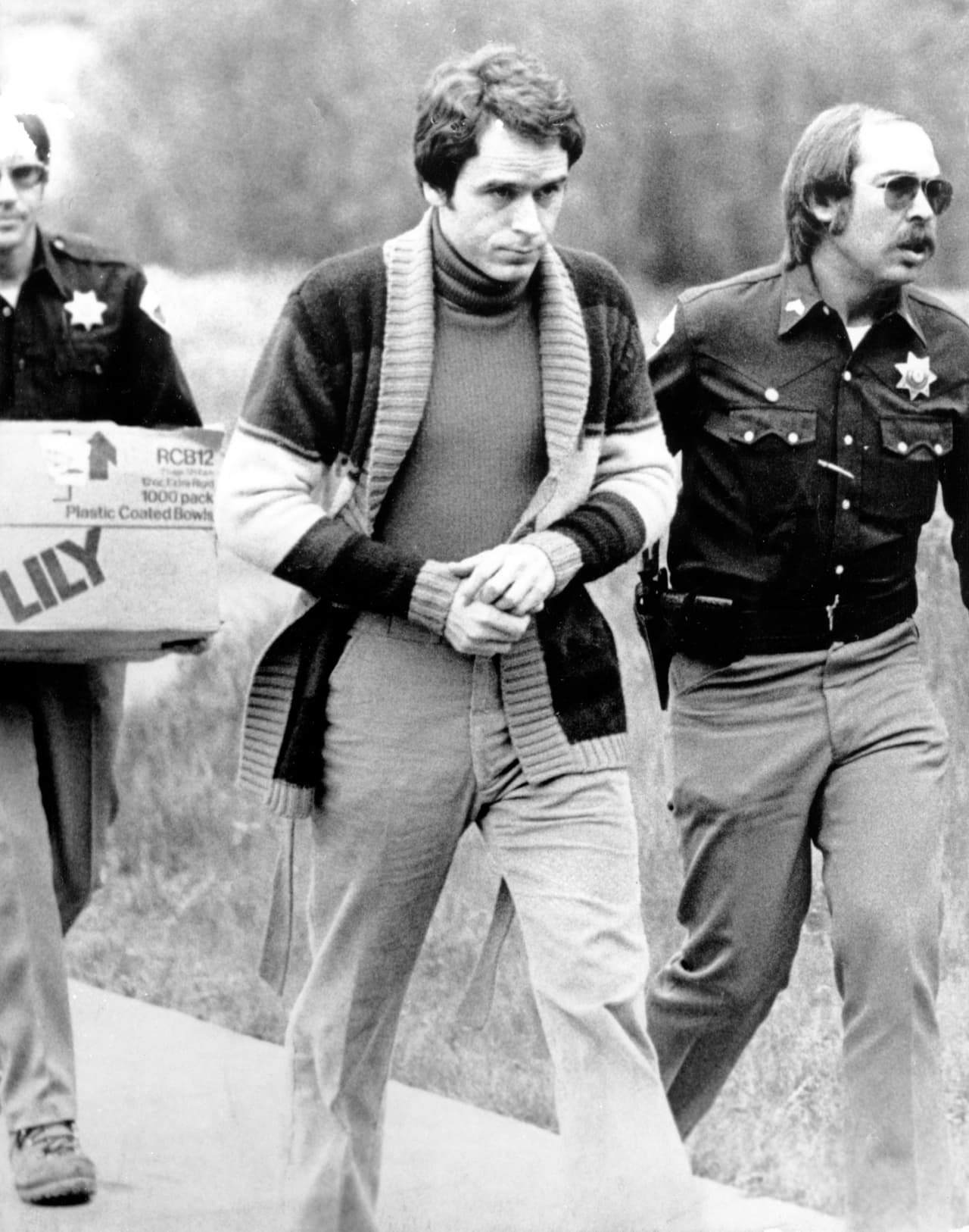 Bundy fue por primera vez reconocido en el retrato hablado por una exnovia de sus tiempos de Seattle y por algunas de sus víctimas de Colorado que sobrevivieron o se escaparon antes de ser asesinadas. En agosto de 1975 su Volkswagen fue reconocido. En el auto hallaron algunas evidencias que lo vincularon con los crímenes: una palanca de metal, esposas y cinta adhesiva. La fotografía es de Bundy bajo arresto en Aspen, Colorado, en junio 1977.