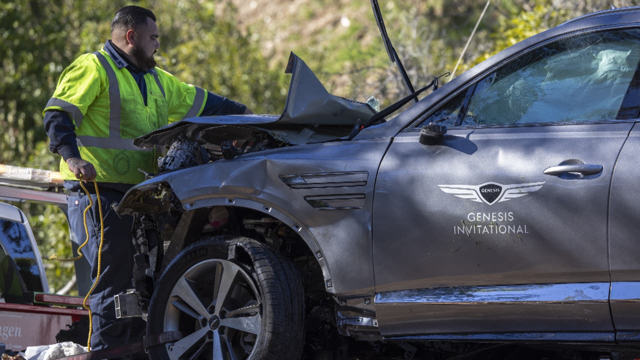 Detectives investigan la camioneta accidentada de Tiger Woods