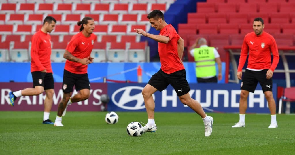 Dusan Tadic, el centro, conduce el balón. El mediocampista del Southampton será pieza clave en el juego del miércoles por su talento y visión de campo, que podría causar estragos a los brasileños.