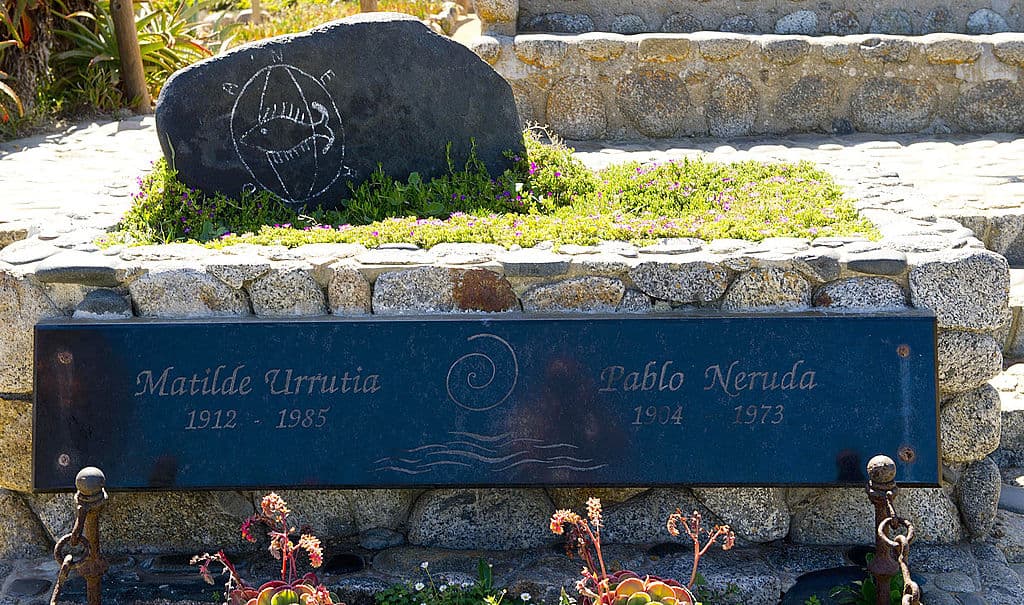 Este martes, los restos de Neruda serán enviados a Isla Negra, unos 130 kilómetros al noreste de Santiago. Allí fue enterrado junto a su tercera esposa, Matilde Urrutia.