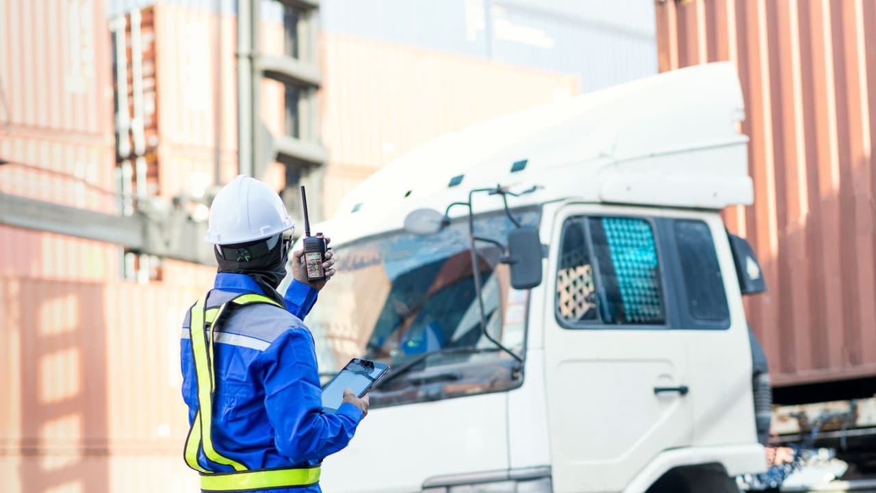 <b>12. Gerentes de transporte, almacenamiento y distribución</b>
<br>Se encargan de dirigir los procesos de distribución y ganaron
<b>$94,700 </b>en salario anual promedio.