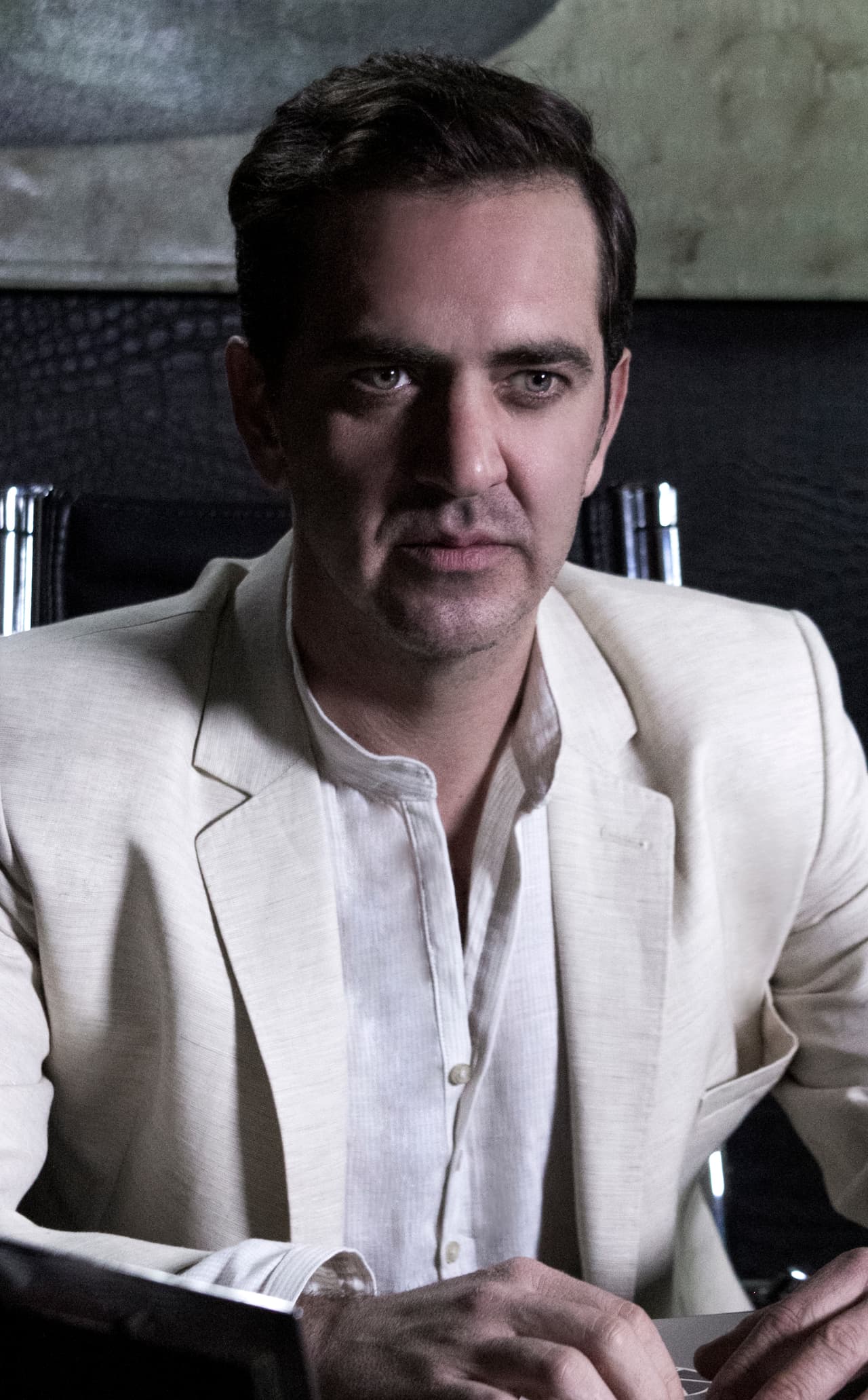 Lucio (Flavio Medina) era uno de los mejores amigos de Omar, siempre envidió su vida porque tenía el cariño de sus padres y el amor de Sara, por eso le tendió una trampa para quedarse con todo.