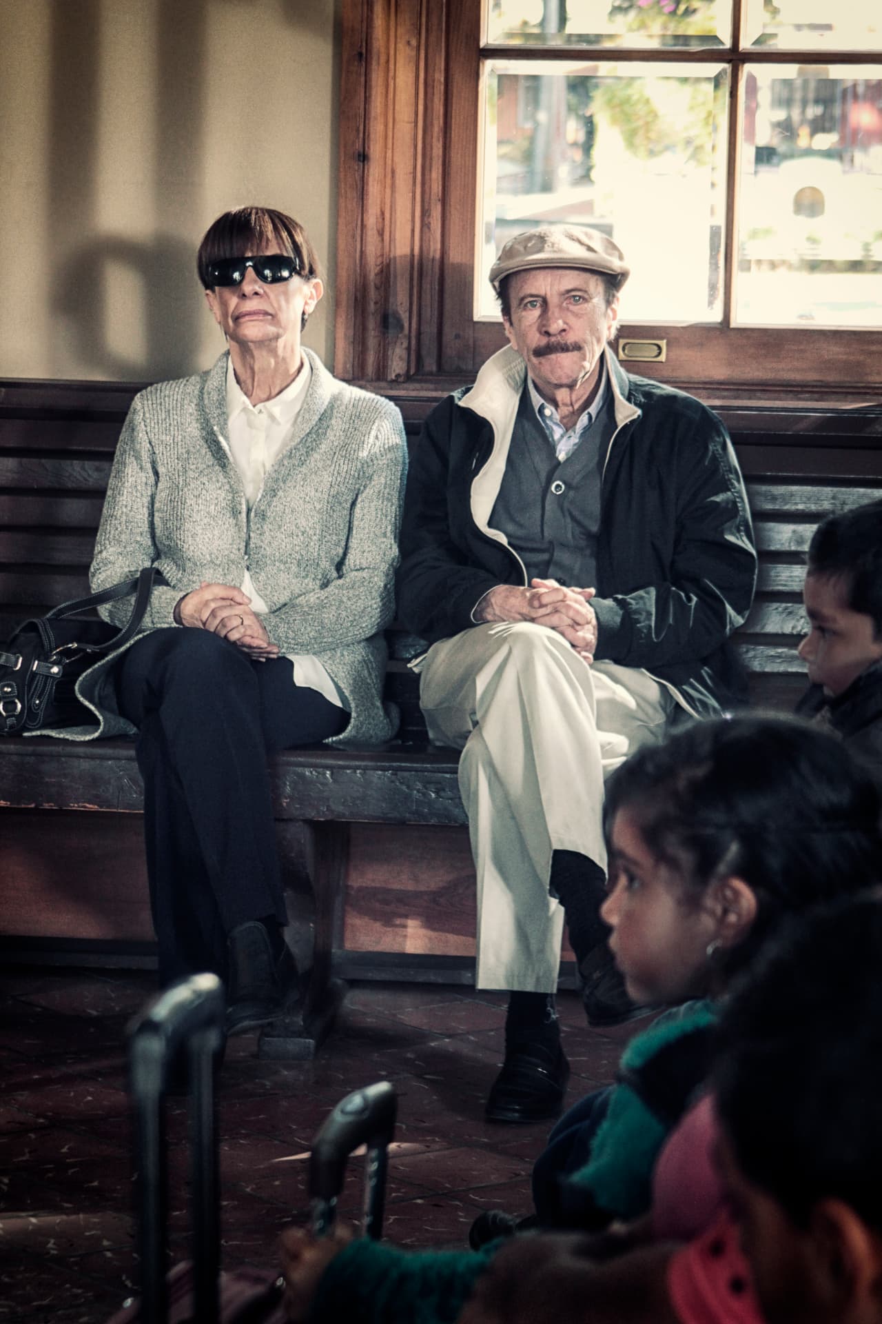Melina (Rosa María Bianchi) y Jonás (Juan Carlos Colombo) son los padres de Omar y Bruno. Ella se quedó ciega por la enfermedad que padece, mientras que él es un carpintero, muy estricto con sus hijos.