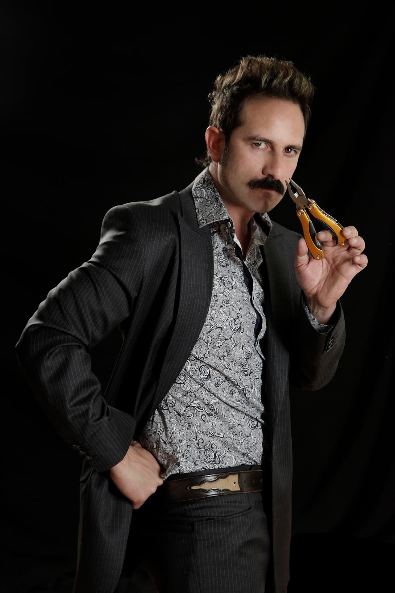 Abel 'El Pinzas' (Pablo Valentín) era de los mejores amigos de Omar, le dolió mucho traicionarlo. Ahora es el hombre de confianza de Lucio en sus negocios turbios. Le dicen 'Pinzas Abel' porque le gusta cortarle los dedos a quienes tortura.