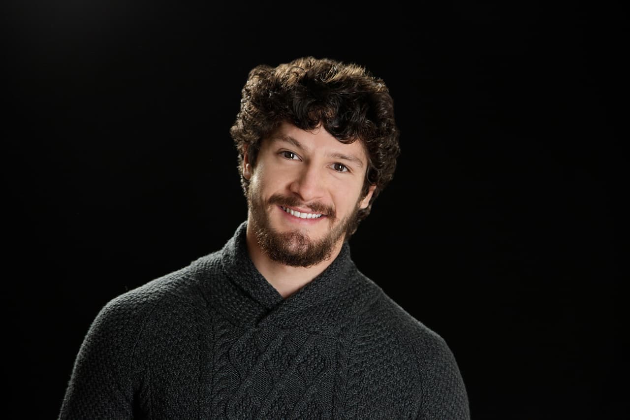 Él es Omar (Francisco Pizaña), un chico trabajador, noble y cariñoso que jamás imaginaría que el amor de su vida y sus mejores amigos lo traicionarían.