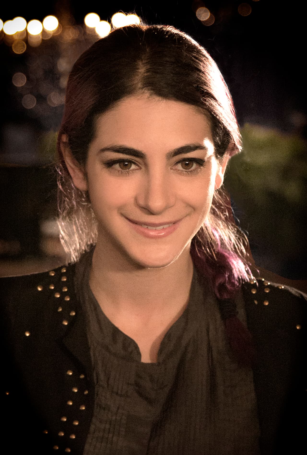 Alejandra (Fernanda Arozqueta) es la amiga y cómplice de Bruno en sus investigaciones.