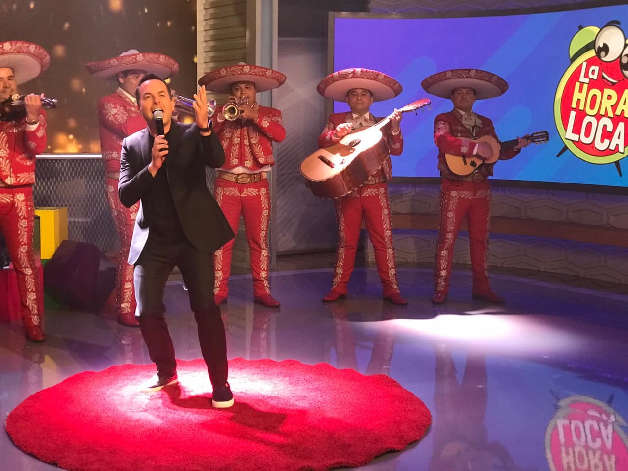 El primer número estuvo a cargo de Carlos Calderón, quien sorprendió en el show al cantar con mariachi ‘Dueño de nada’ de José Luis Rodríguez ‘El Puma’. Nuestro conductor obtuvo buenos comentarios de la presidenta del jurado María Antonieta Collins, entre ellos que le podría quitar el lugar al intérprete original. 
<br>