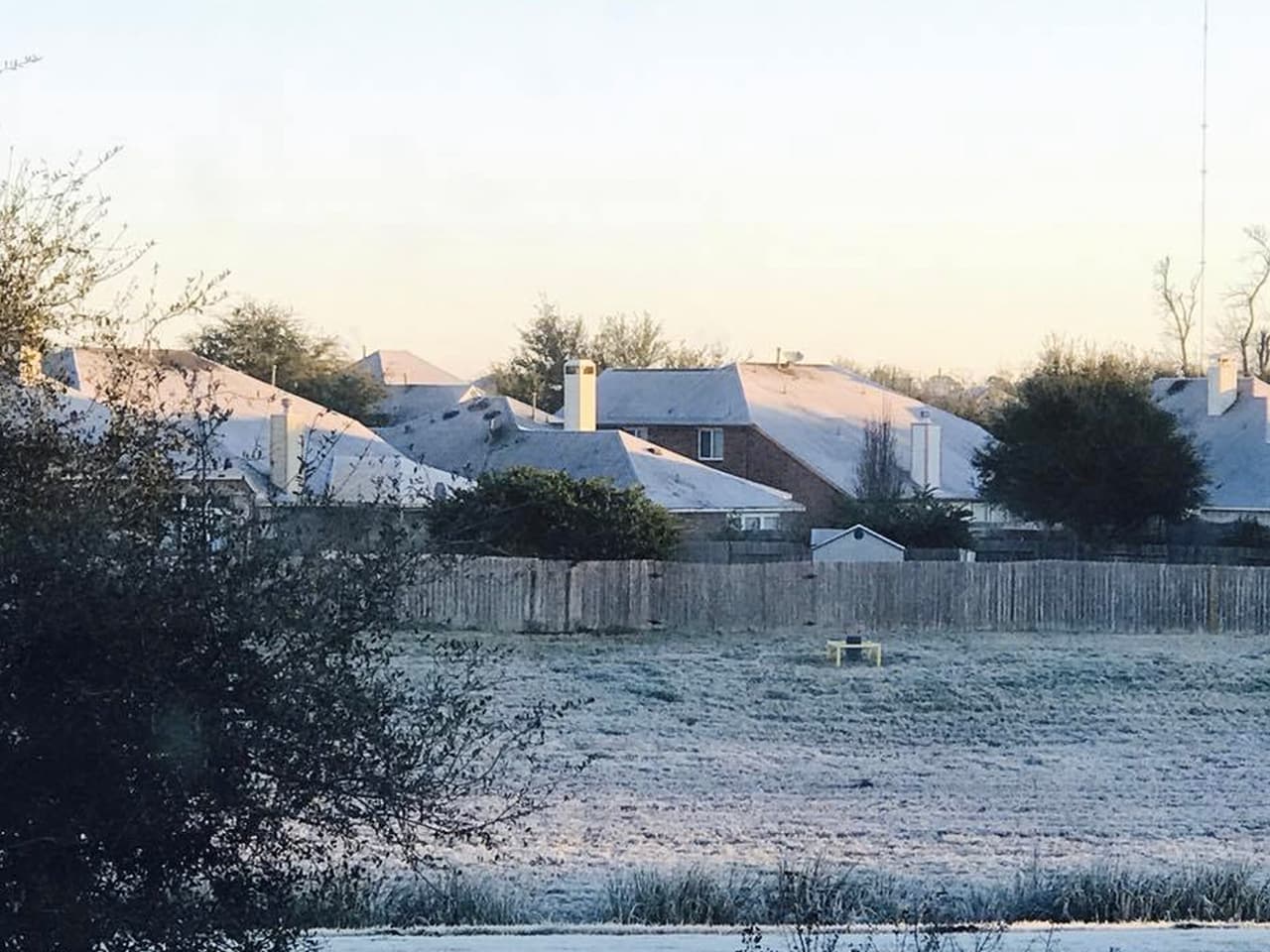 Así lucían los techos de las viviendas y el césped en un sector de Sienna Plantation en Missouri City. Imagen enviada por Edgardo Zavala.