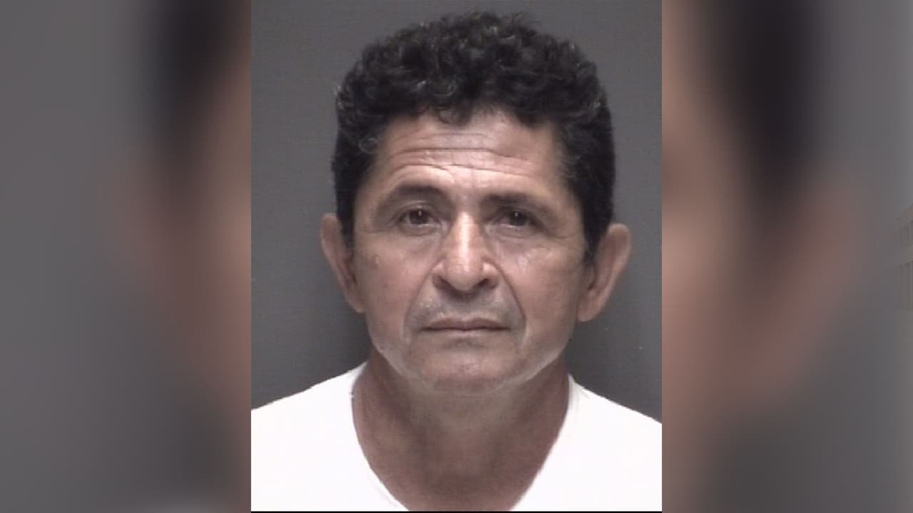 Fijan fianza de $1 millón al sospechoso que fue extraditado a Texas acusado de degollar a su novia hace 31 años