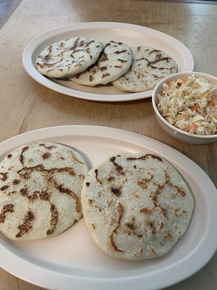 <b>Restaurante Puerto La Union</b> ofrece una variedad de pupusas y otras comidas típicas salvadoreñas en Arlington Heights (3811 W Pico Blvd, Los Angeles, CA 90019).
