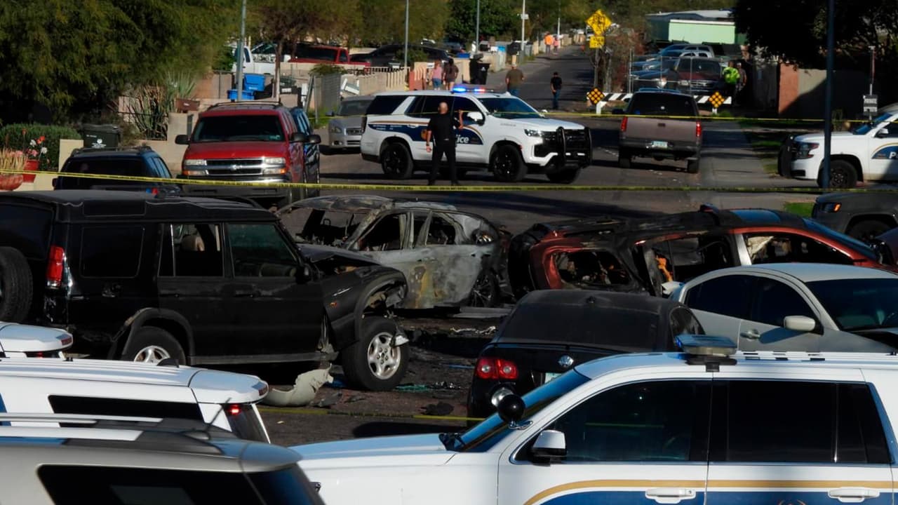 Al parecer un vehículo tipo sedán se impactó contra varios automóviles que se encontraban estacionados, y debido al fuerte impacto 
<b>comenzó a incendiarse.</b>