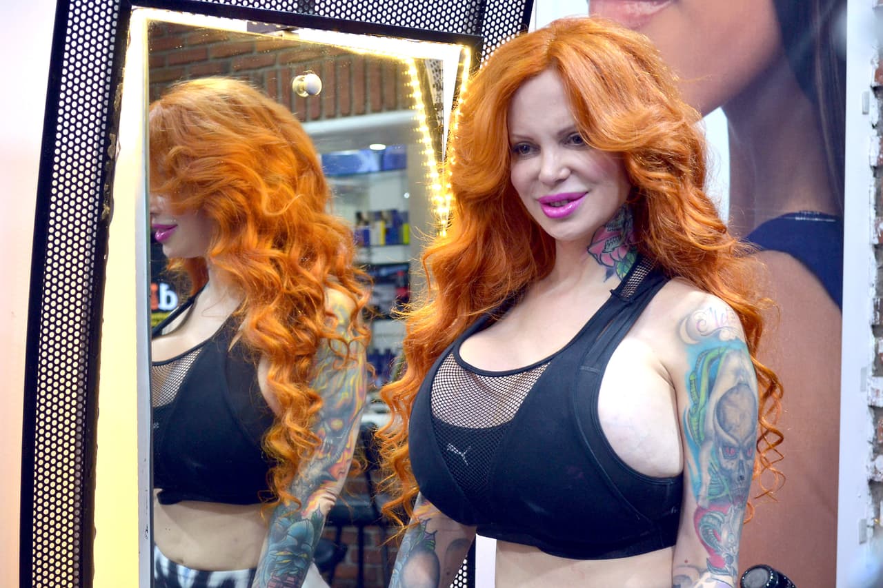 En esa ocasión, les contó a los expertos los procedimientos a los que se ha sometido: "
<a href="https://www.youtube.com/watch?v=b3bmcwk7gLg" target="_blank">He tenido 50 cirugías plásticas en todo el cuerpo</a>, en la nariz, en los labios, en los ojos, de todo. Desde la cabeza hasta los pies, pero mis ojos se ven así, como cansados, porque la cirugía no me dejó como yo quería; quiero que me los hagan extremos, en ojos de gato",