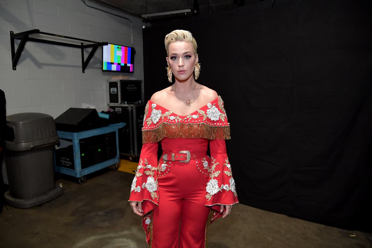 Entre las muestras de afecto que recibió estuvo la de 
<a target="_blank" href="https://www.univision.com/temas/katy-perry">Katy Perry</a>, con quien el príncipe Carlos coincidió en un evento celebrado en Mumbai, en el estado de Maharashtra.
