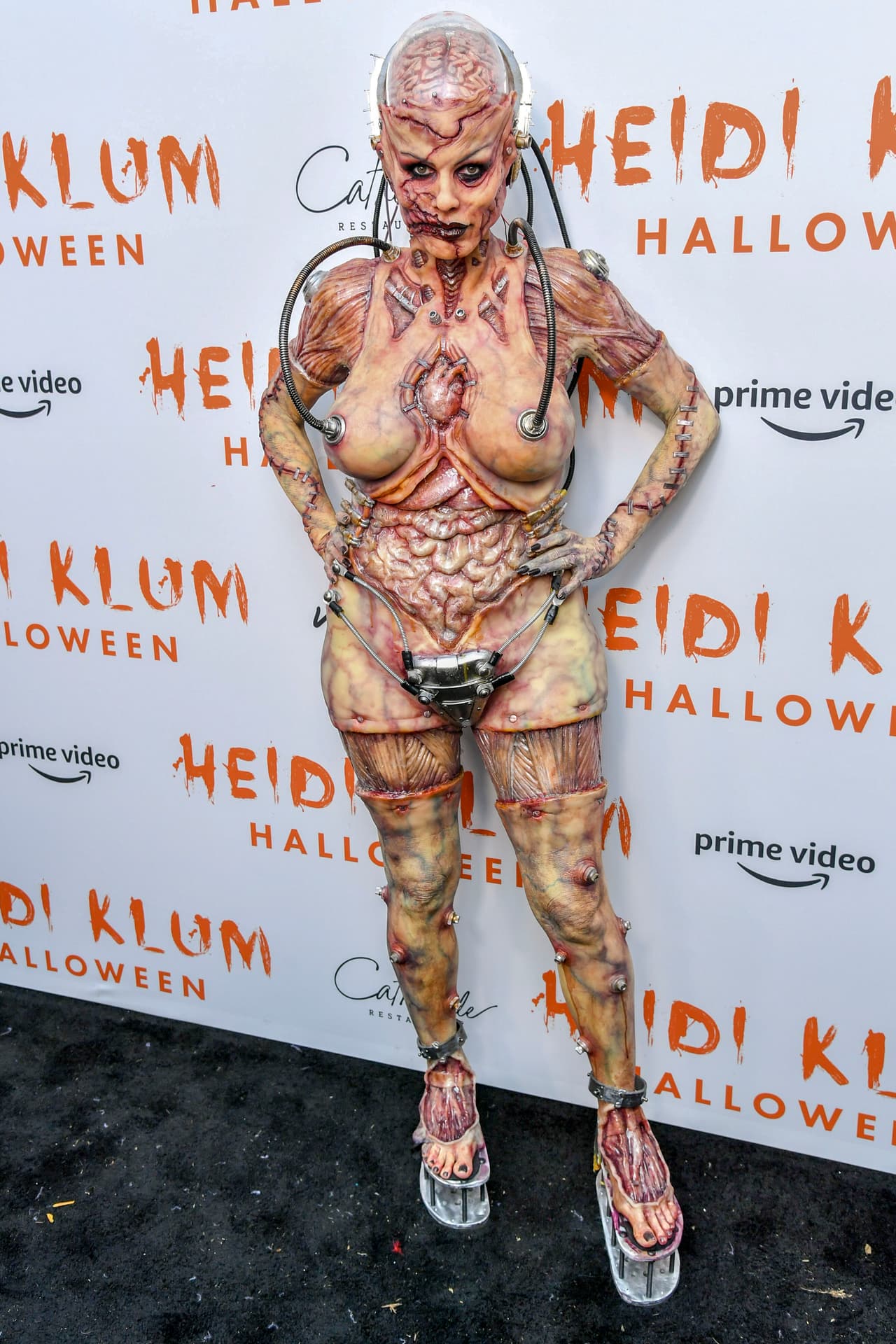 Heidi Klum lo volvió a hacer, y como acostumbra, se presentó en su tradicional fiesta de Halloween en Nueva York con un disfraz sorprendente. La noche del 31 de octubre 
<b><a href="https://www.univision.com/famosos/la-impresionante-transformacion-de-heidi-klum-para-conseguir-su-disfraz-de-halloween-video" target="_blank">la modelo se transformó</a></b> en un complejo extraterrestre.
