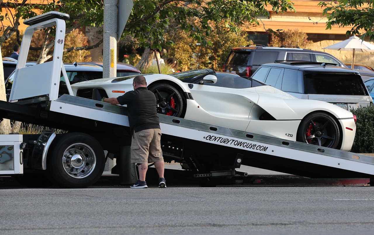 Minutos después, el imponente LaFerrari Aperta, con un valor estimado en cuatro millones de dólares, comenzaba a ser elevado a la plataforma de la grúa que lo transportaría a un taller de servicio. Esta versión Spider fue lanzada en 2017 para celebrar el 70° aniversario de Ferrari y en subastas de beneficiencia
<b><a href="https://www.univision.com/noticias/ferrari/ferrari-laferrari-aperta-subastado-por-10-millones-de-dolares-fotos" target="_blank"> ha alcanzado el precio de 10 millones de dólares.</a></b>