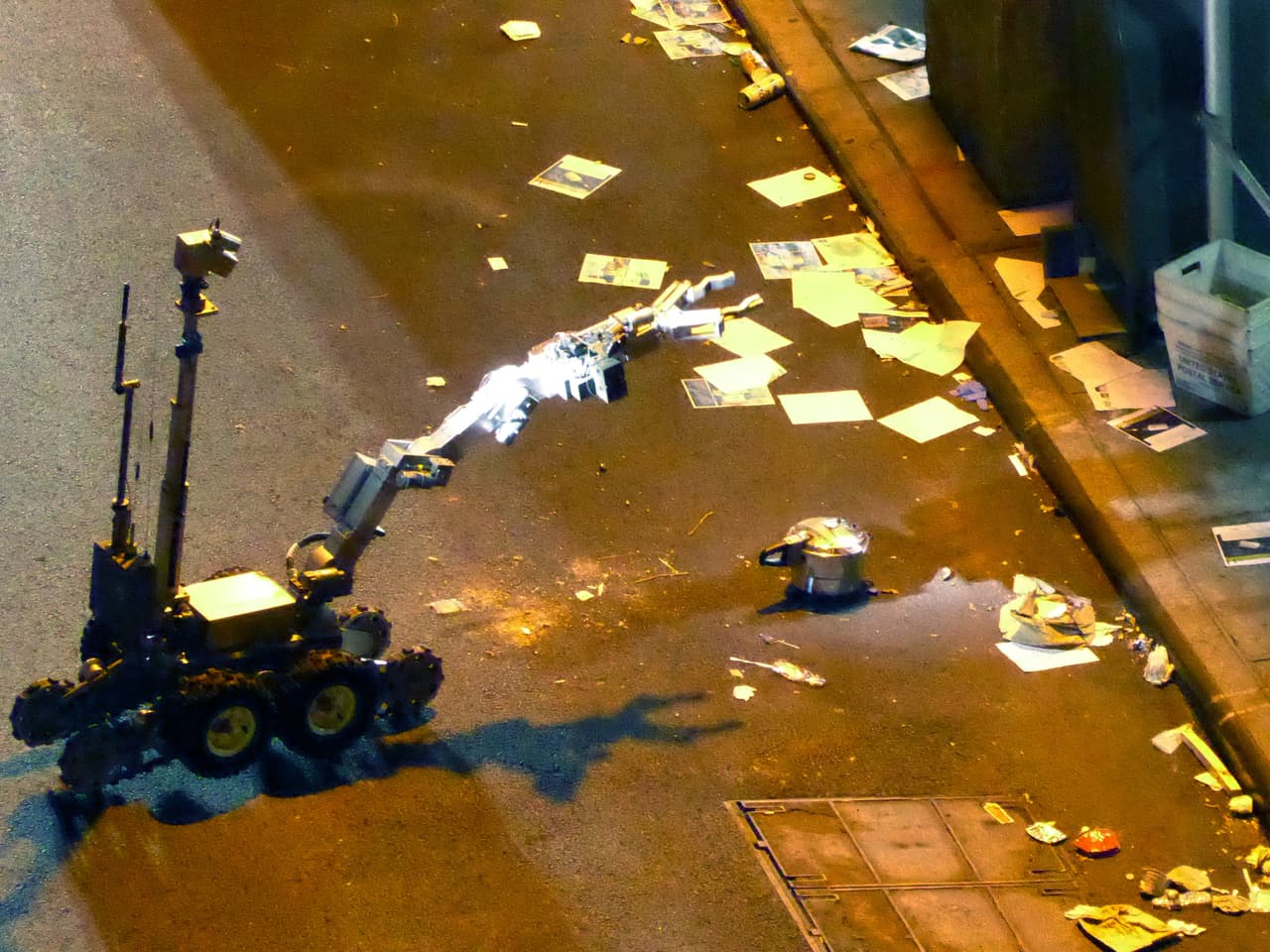 Sin perder tiempo, un escuadrón de bomba de la NYPD clausuró la calle mientras un robot inspeccionaba el artefacto y lo colocaba con cuidado dentro de un recipiento de sellado toral, denominado en 'total containment vessel'. (Reuters/Lucien Harriot)