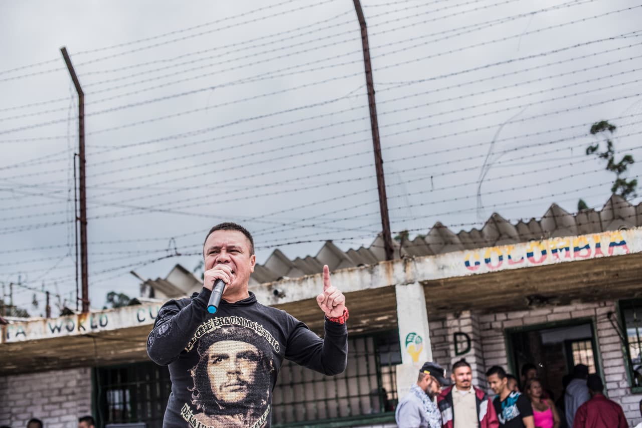"Este calabozo me quitó todo. Todo lo que tengo son las FARC": el preso más antiguo de la guerrilla sale en libertad