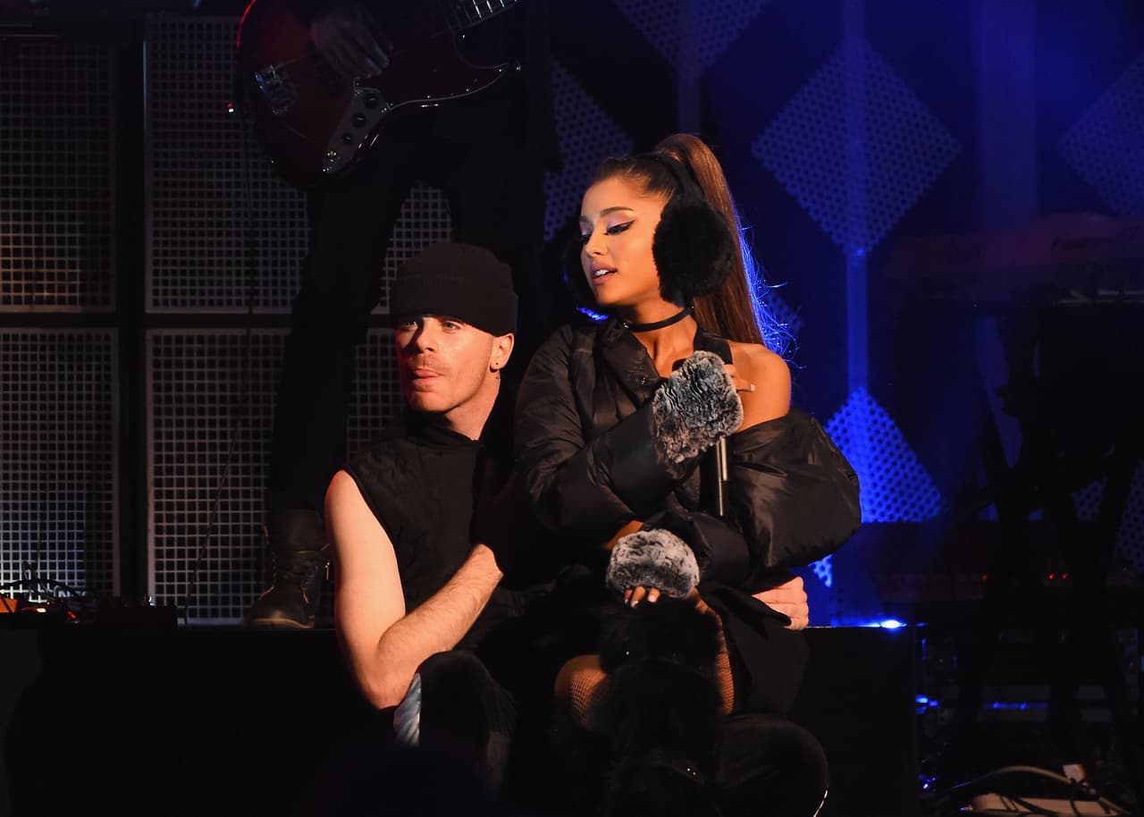 "Durante el show de esa noche, mi cabeza estaba realmente dividida y pesada. Mis glándulas realmente me dolían y estoy tratando de averiguar qué está pasando", señaló Ariana Grande.