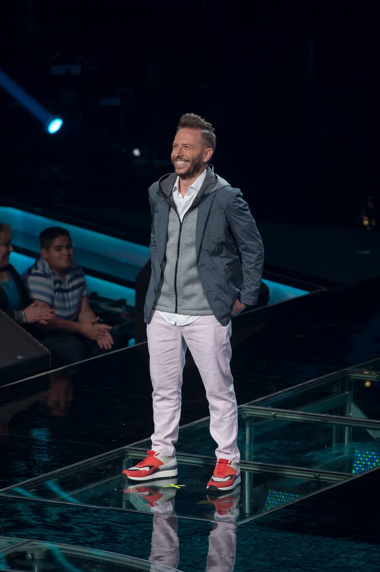 Esta octava gala se puso color de hormiga, se vivió de todo, desde un pleito entre Belinda y Ha Ash, Max Cervantes le declaró su amor a María León, quien fue eliminada junto con los Monsiváis.