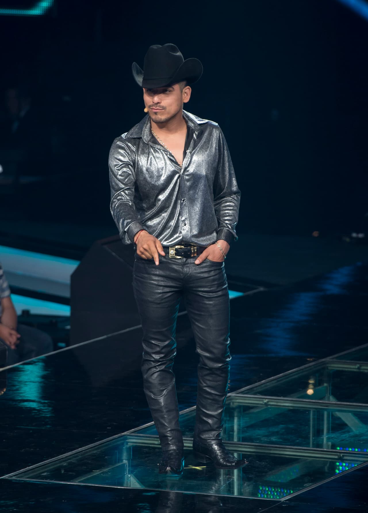 Esta octava gala se puso color de hormiga, se vivió de todo, desde un pleito entre Belinda y Ha Ash, Max Cervantes le declaró su amor a María León, quien fue eliminada junto con los Monsiváis.