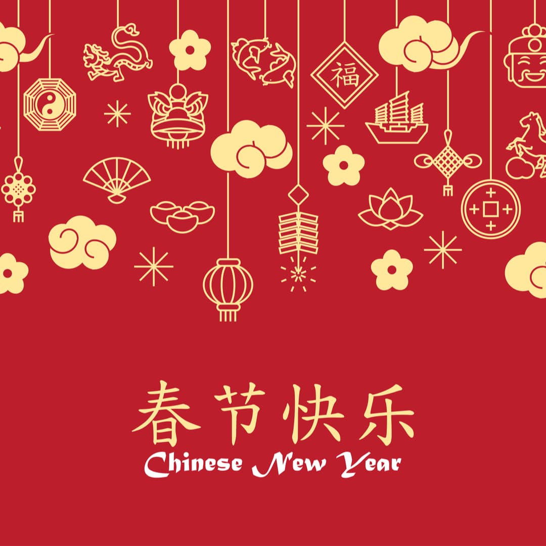 El color afortunado del año nuevo chino es el rojo, por eso vemos muchas personas vestidas con ese color. Otros pintan la puerta de la casa de rojo para atraer la prosperidad. Ese día no se usan ropas blancas a menos que se esté guardando algún luto.