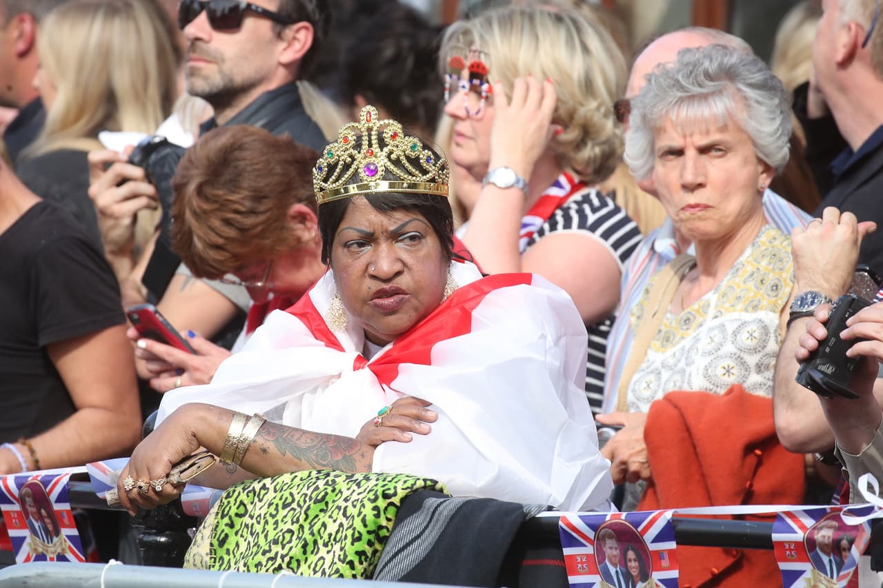 A solo horas del enlace real, los entusiastas de la realeza han salido a las calles de Windsor para celebrar y, con suerte, ver a la pareja por unos segundos.