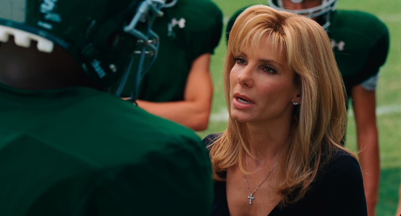 <b>Sandra Bullock</b>
<br>En 2010 Sandra Bullock (a quien puedes ver en ‘
<a href="https://vix.com/es-es/detail/video-4179928?utm_medium=internal_referral&utm_source=univision&utm_campaign=evergreen&utm_content=ed_entertainment&utm_term=article">Premonition’ gratis en ViX</a>) fue la ganadora del Premio Oscar a la Mejor Actriz, gracias a su papel como la noble madre de familia que adopta a una promesa del futbol americano en ‘The Blind Side’.