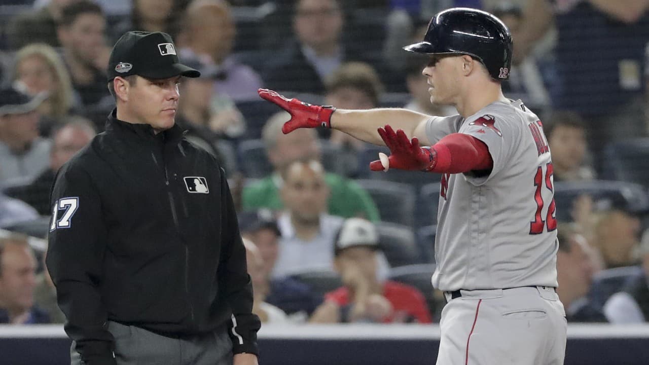 Brock Holt al lograr su triple de la cuarta entrada.