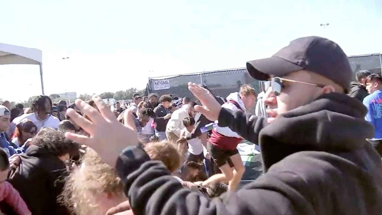 “Los conciertos y festivales de música como este están destinados a ser un lugar seguro para que personas de todas las edades disfruten de la música en un entorno controlado. Nada de eso sucedió en el
<a href="https://www.univision.com/local/houston-kxln/astroworld-hpd-houston-troy-finner-travis-scott">Festival Astroworld”,</a> agregó Crump.