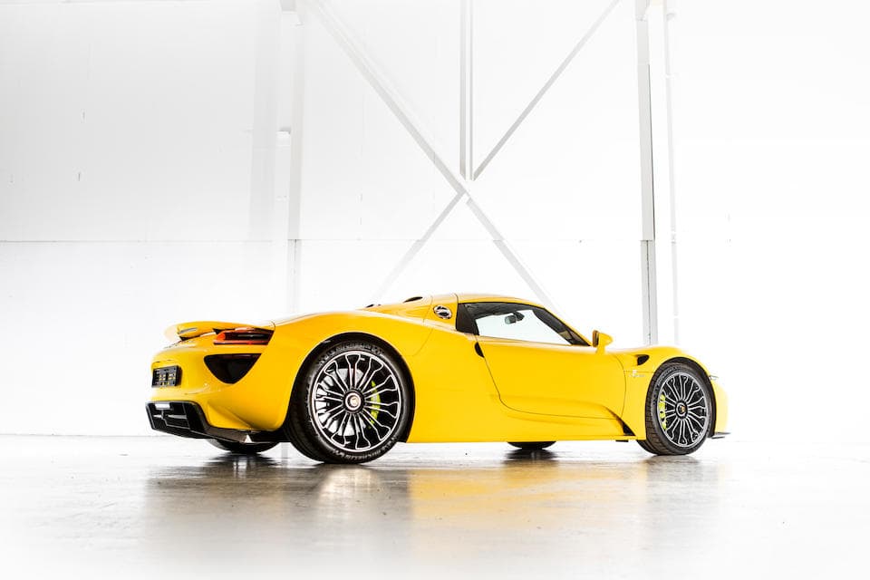 <h3 class="cms-H3-H3"><b>Porsche 918 Spyder 2015</b></h3>
<br>Vendido en $1,558,511 con un registro de 361 millas (582 kilómetros).