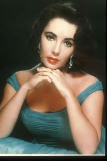 La diva Elizabeth Taylor causó un escándalo a nivel internacional hace seis décadas cuando, recién muerto su tercer marido, Mike Todd, se "consoló" con Eddie Fisher, que era un cantante popular y además, marido de su mejor amiga de la infancia, la adorable Debbie Reynolds.