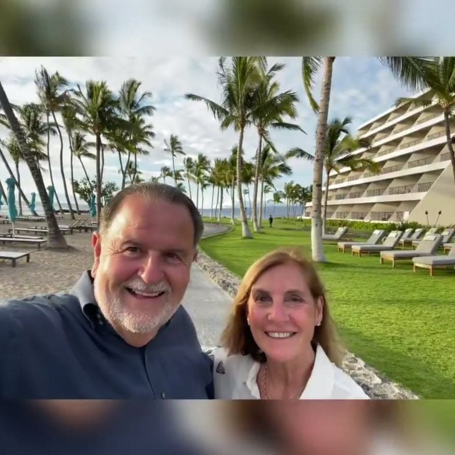 Se ha dejado ver muy romántico y este 17 de agosto le dedicó un 
<b><a href="https://www.univision.com/shows/el-gordo-y-la-flaca/mily-la-esposa-de-raul-de-molina-nos-abrio-las-puertas-de-su-casa-y-corazon">tierno mensaje a su esposa</a></b>. 
<br>