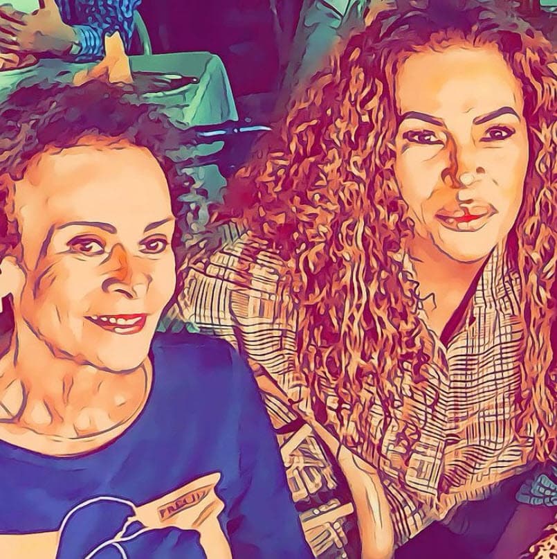 El 1 de 
<b>marzo</b> la cantante María del Sol informó del fallecimiento de su hermana, la 
<b><a href="https://www.univision.com/famosos/muere-peggy-echanove-hija-actriz-josefina-echanove">periodista Peggy Echánove</a></b> (izquierda), ambas hijas de la primera actriz Josefina Echánove, quien murió el 29 de diciembre de 2020.