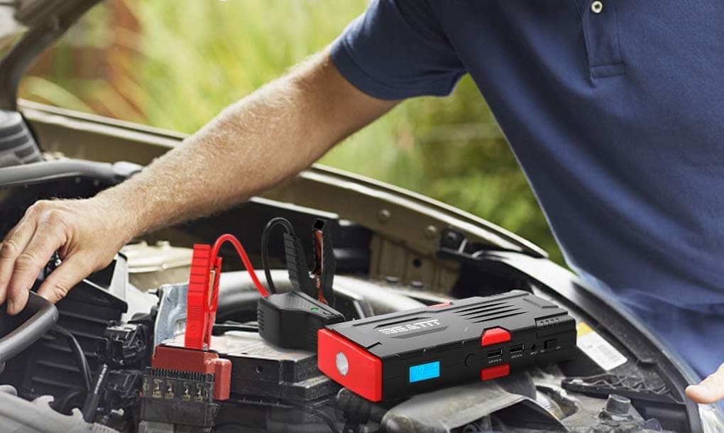 <b>Arrancador de batería portátil de Beatit ($69.99)</b>
<br>
<br>No hay nada como estar preparado ante cualquier eventualidad. Y aunque hoy en día existen muchos servicios de asistencia de carretera, tal vez esperar una hora para simplemente arrancar el carro puede que más bien resulte desesperante. Un arrancador de batería portátil no sólo te permite seguir con tu trayecto en cuestión de minutos, sino que también te da la oportunidad de ser un buen samaritano y ayudar a otros.
<br>
<br>
<b>Link:</b> 
<b><a href="https://www.amazon.com/Beatit-BT-D11-18000mAh-Portable-Starter/dp/B01MY9FZM4">Beatit BT-D11 800A Portable Jump Starter</a></b>