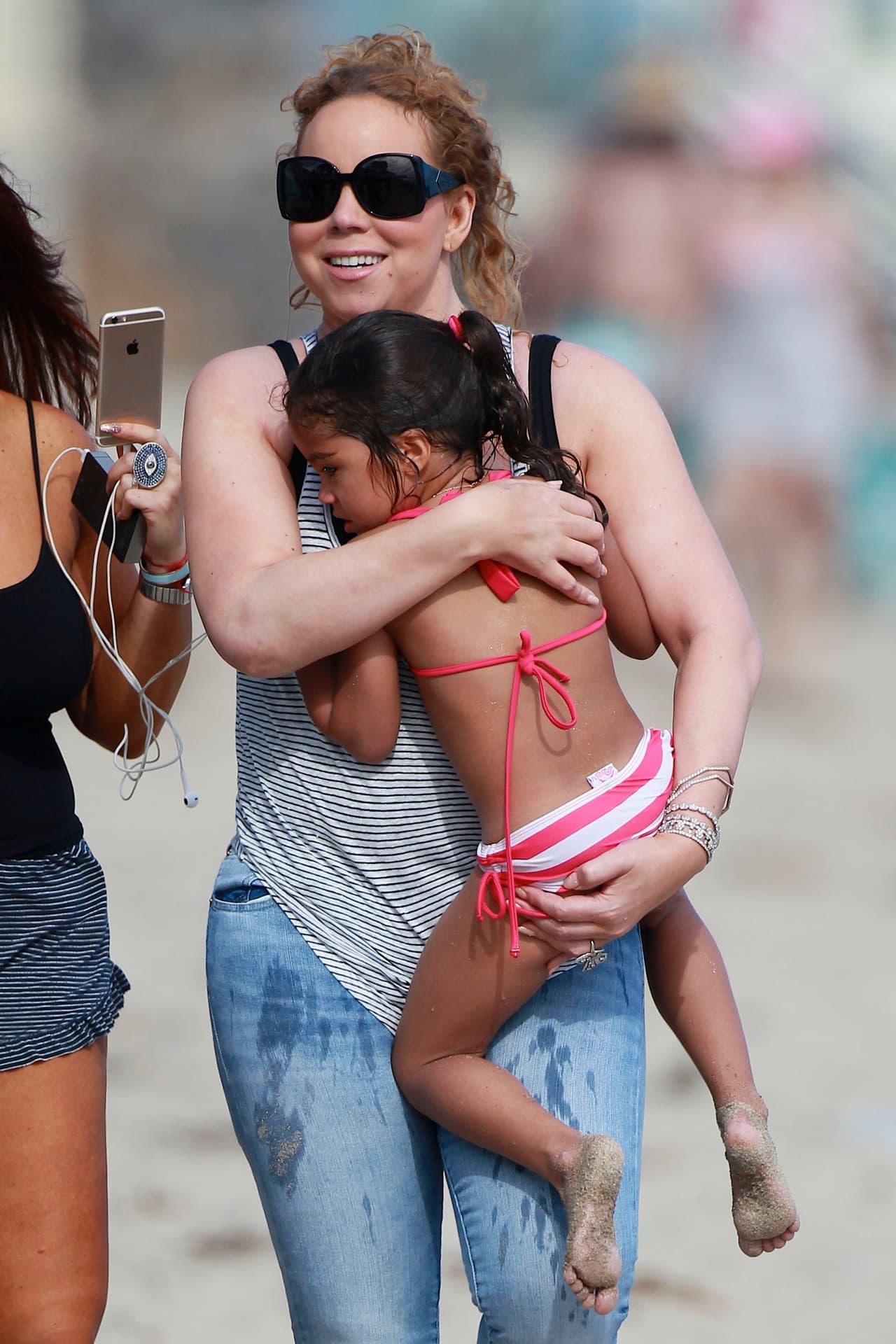Cargó a su pequeñita pero como verás, le costó un poquito de trabajo.