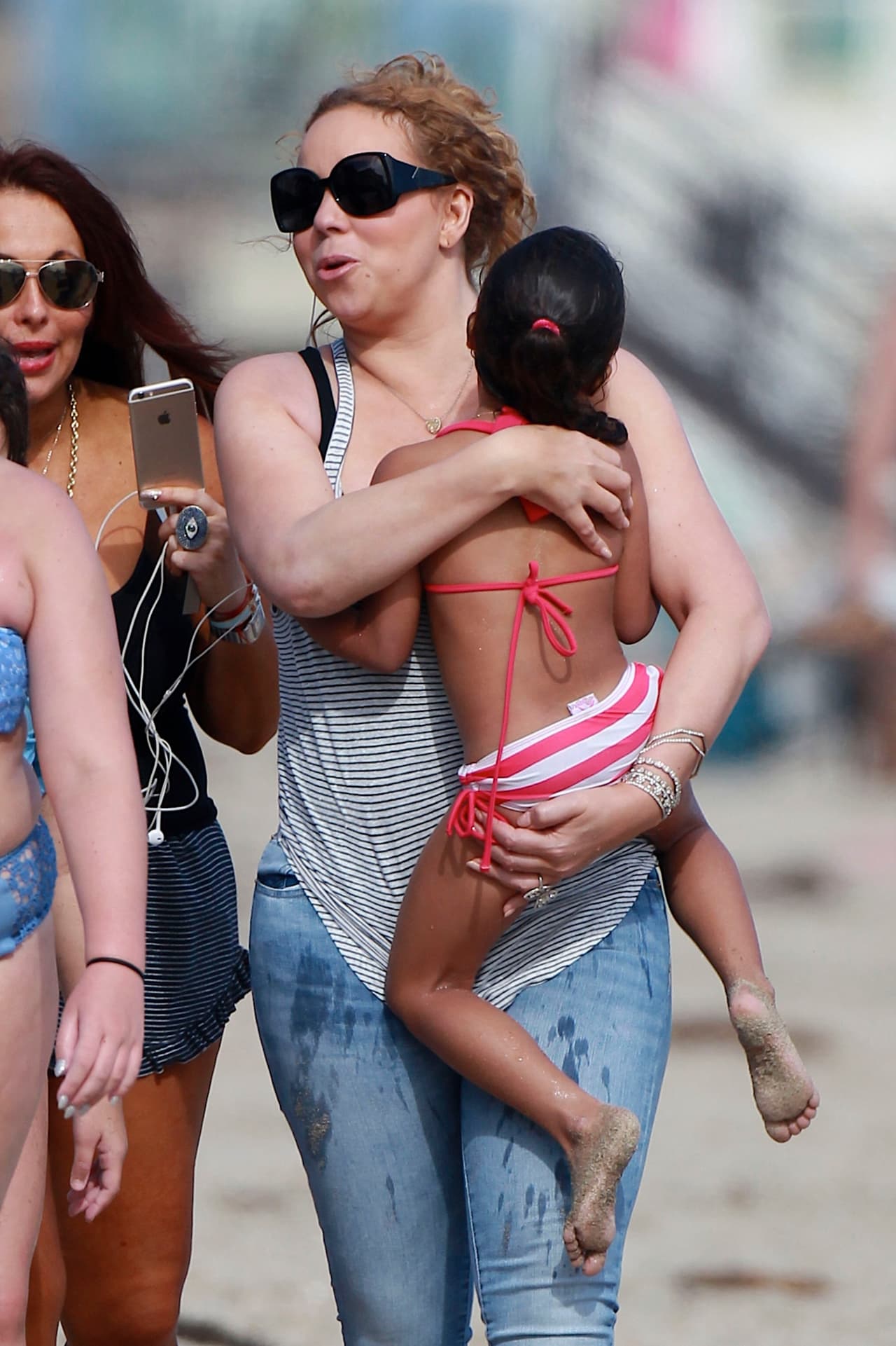 En cambio, lució unos entallados jeans.