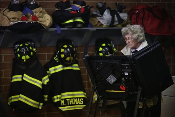 O puede que se haya convertido en un lugar muy común para realizar votaciones ya que en Carolina del Norte las estaciones de bomberos también son lugar para elegir a los candidatos y propuestas ideales que compiten durante las elecciones del 4 de noviembre.