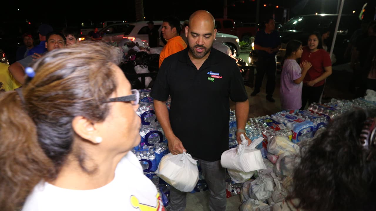 Así fue la entrega de ayudas por 'El Bueno, La Mala y El Feo' en Port Arthur, una de las localidades más afectadas por el huracán Harvey.