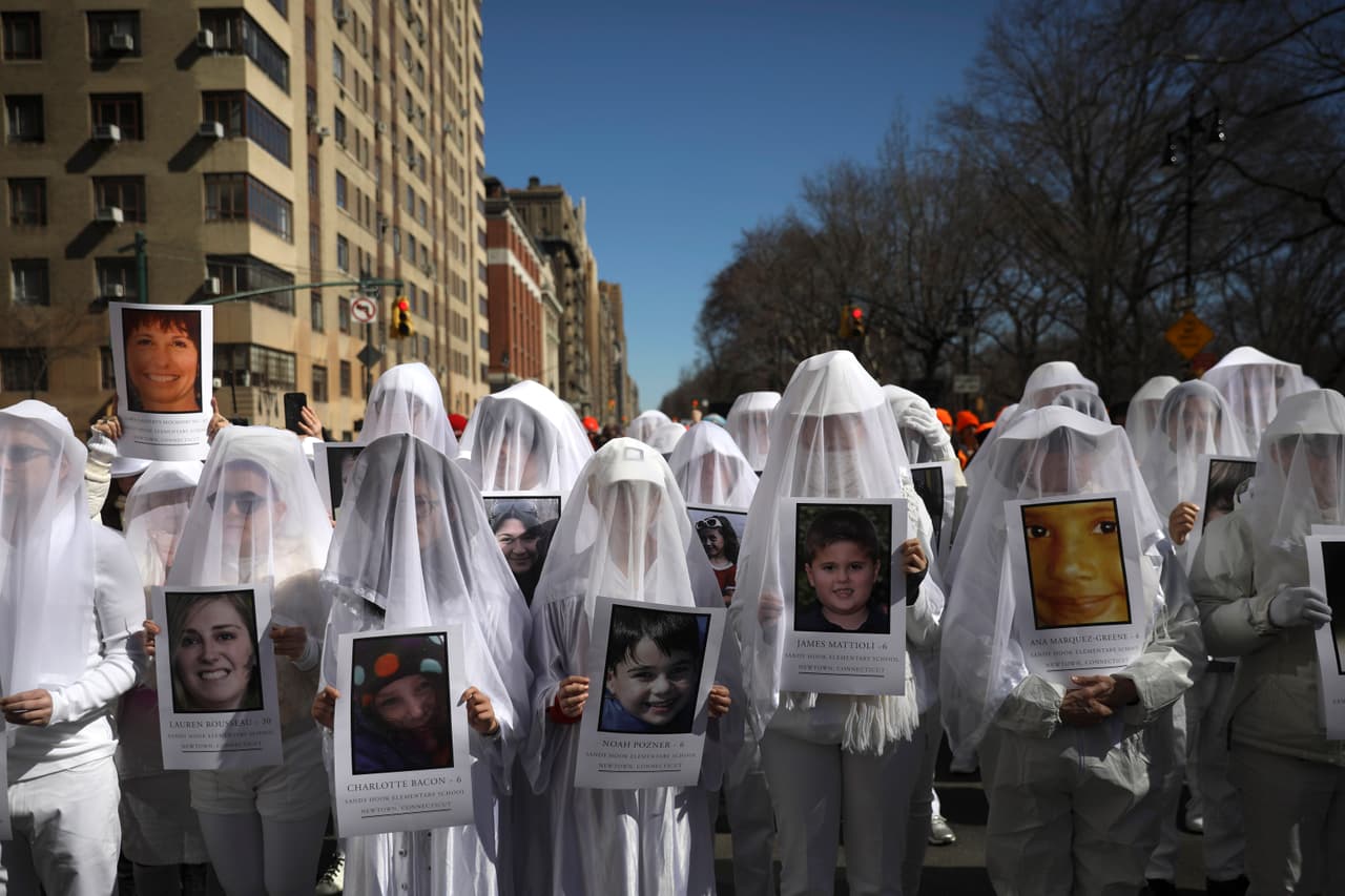 <b>Nueva York, Nueva York. </b>Manifestantes del grupo 
<a href="https://twitter.com/GAGnoguns">Gays Against Guns</a> protestan en Columbus Circle, Manhattan, representando las múltiples vidas que se han perdido en los tiroteos masivos.
<br>