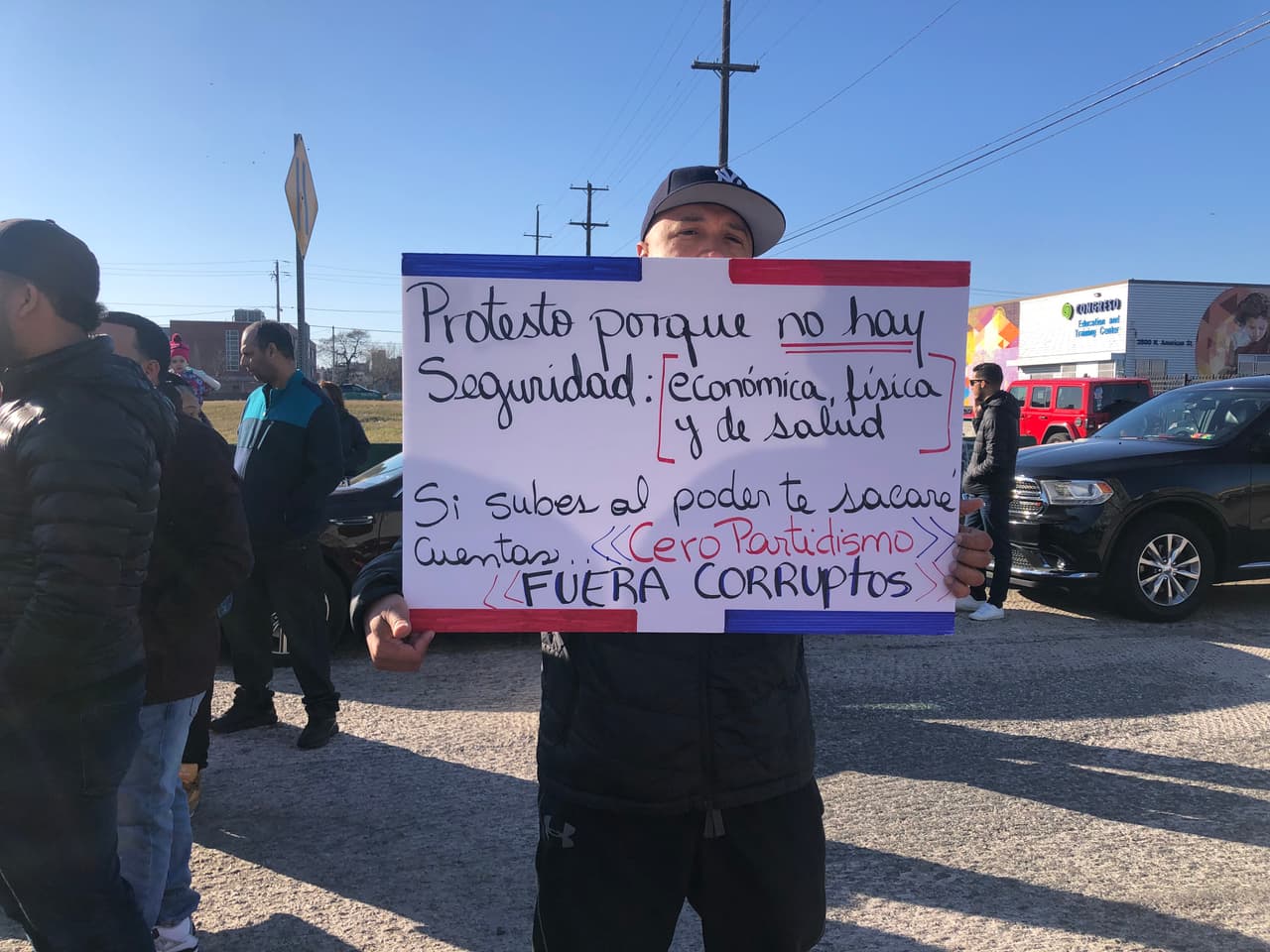 Algunos manifestantes exigían justicia social para los dominicanos en la isla. 
<br>