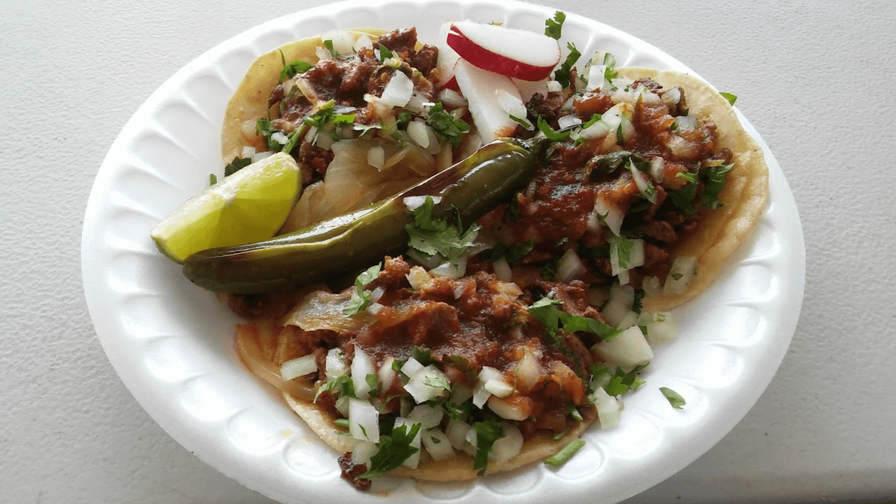 Algo que lo clientes recomiendan ampliamente en Yelp son sus deliciosos 
<b>churros rellenos</b> que son el postre ideal. El sitio se encuentra en el 2885 de Norwood Ave.