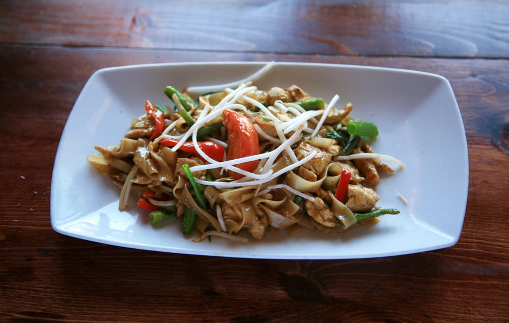 HABICHUELAS CON MENTA Y MANÍ. Un platillo con mucho olor y sabor. La menta no sólo te ayudará a darle sabor extra a las habichuelas, también sirve para aliviar dolores estomacales, así que no te preocupes por comer suficiente. El cacahuate se mezcla en color y sabor con la comida y cuando se fríe consigue un sabor dorado único.