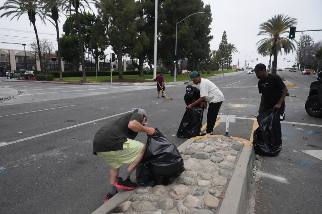 Llevaron bolsas de basura gigantes para dejar el área de la protesta en Paramount, lo más limpia.