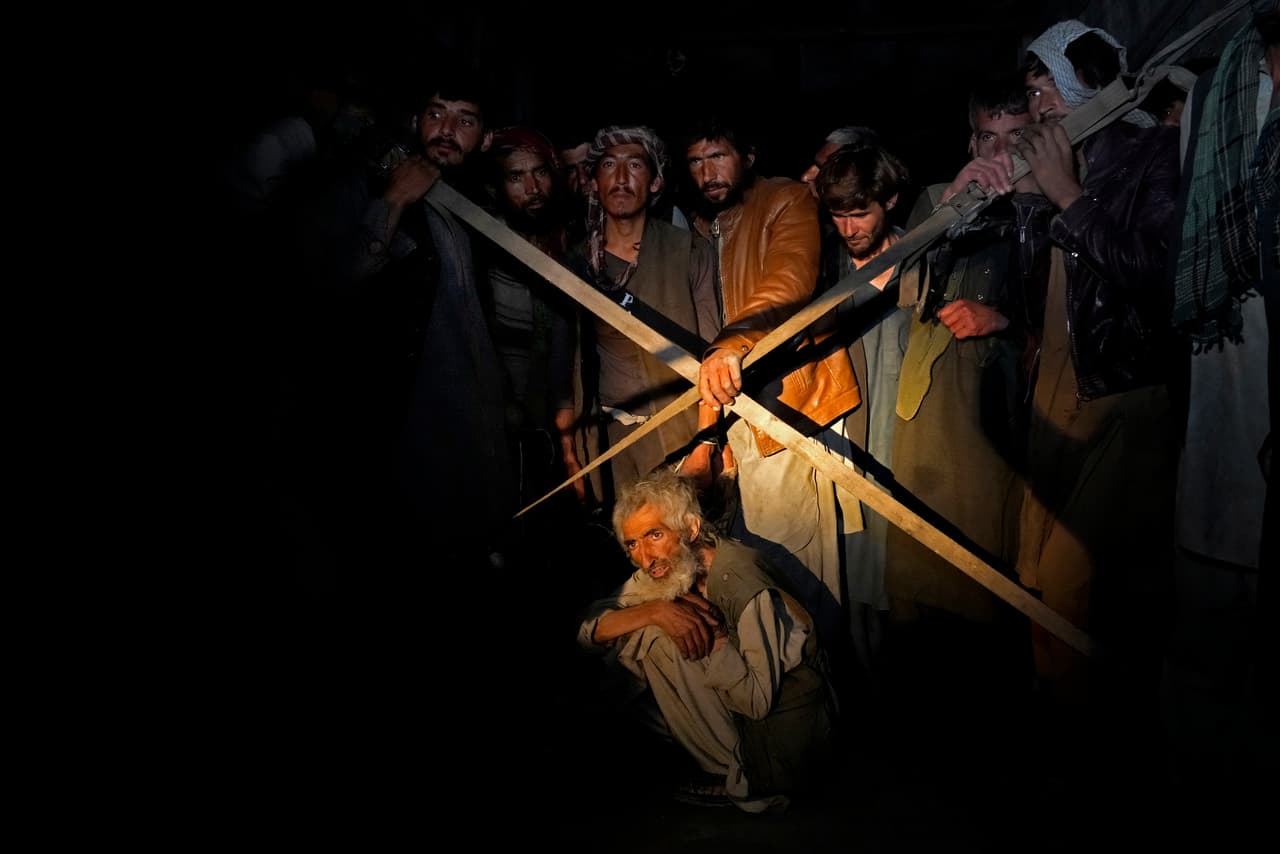 Drogadictos afganos que fueron detenidos durante una redada talibán. Debajo del puente, un hombre de unos 30 años que se identificó como Nazer dijo que pasa la mayor parte de sus días debajo del puente, pero que va a su casa de vez en cuando.
<b> La adicción se ha extendido por toda su familia, dijo.</b>