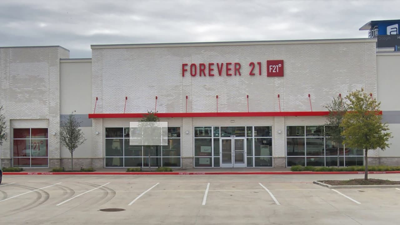 La tienda en el centro comercial Glade Parks en Euless, Texas.
<b><a href="https://www.google.com/maps/place/1210+Chisholm+Trail,+Euless,+TX+76039/@32.875305,-97.1046579,17z/data=!3m1!4b1!4m5!3m4!1s0x864e7ff847d0222d:0xf1c414b0d6c44e56!8m2!3d32.8753005!4d-97.1024692" target="_blank">1210 Chisholm Trail, Euless, TX, 76039 </a></b>