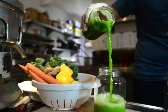 La recomendación es comer principalmente frutas frescas, en lugar de jugo, así como aquellas con baja cantidad de azúcar agregada y grasa sólida.