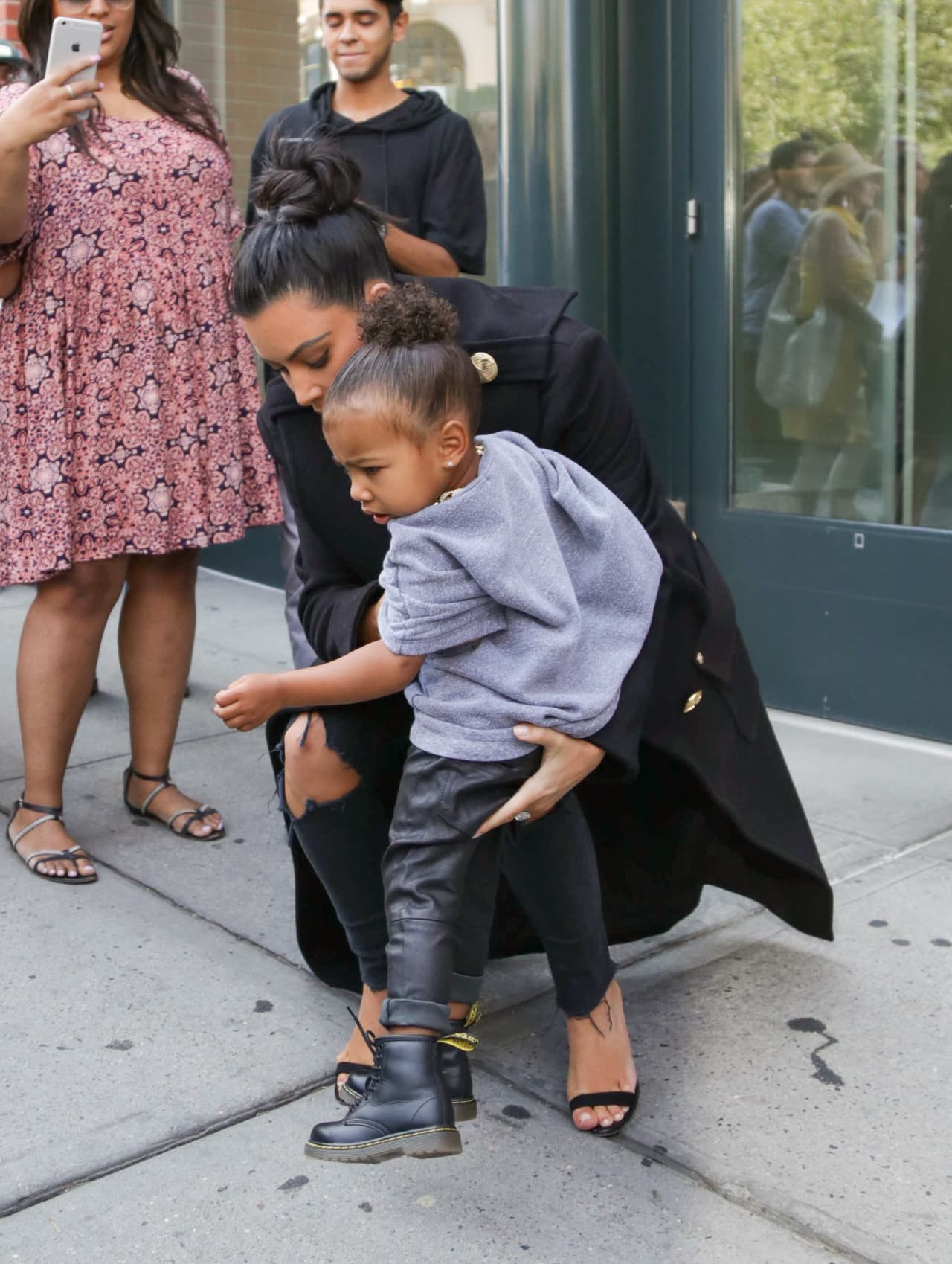 Kim y Kanye fueron captadas justamente cuando salían de su apartamento en Nueva York.