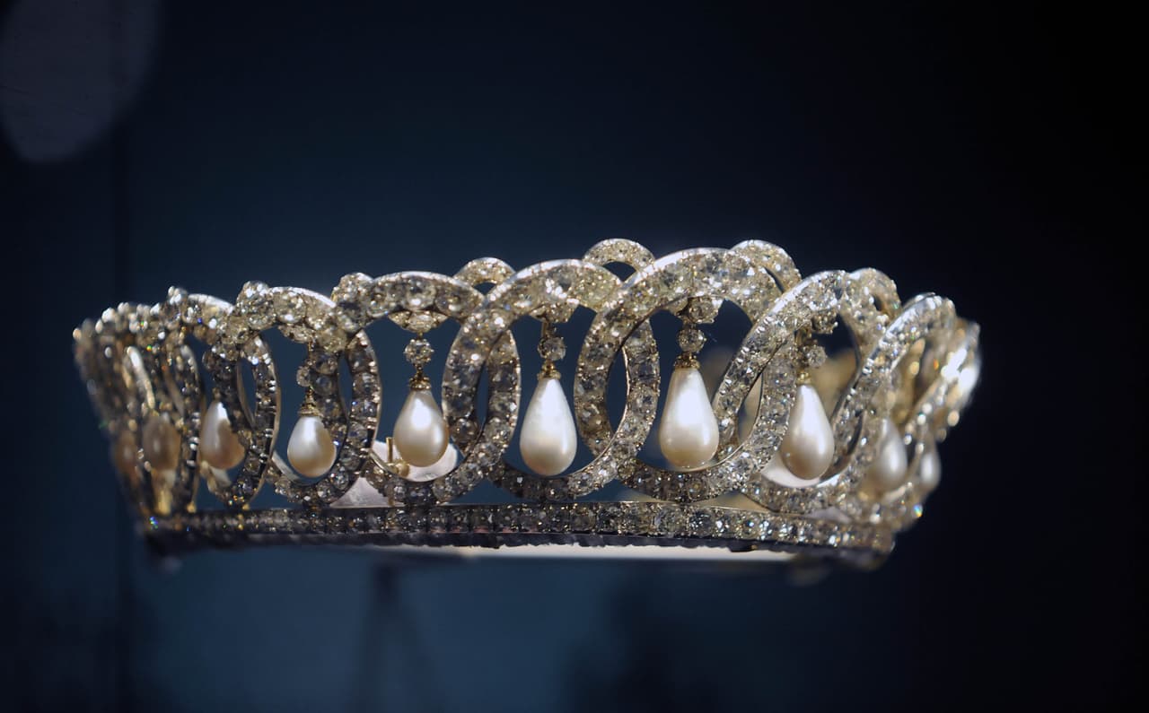 De acuerdo con la revista Town and Country, durante la Revolución Rusa la tiara estuvo escondida en una pared de un palacio en San Petersburgo y secretamente logró salir de Rusia en 1921 para caer en manos de los hijos de la gran duquesa Vladimir (mejor conocida como la gran duquesa María Pávlovna de Rusia). Sin embargo, en aquella época ellos necesitaban más dinero que joyas por lo que decidieron venderla a la reina Mary.