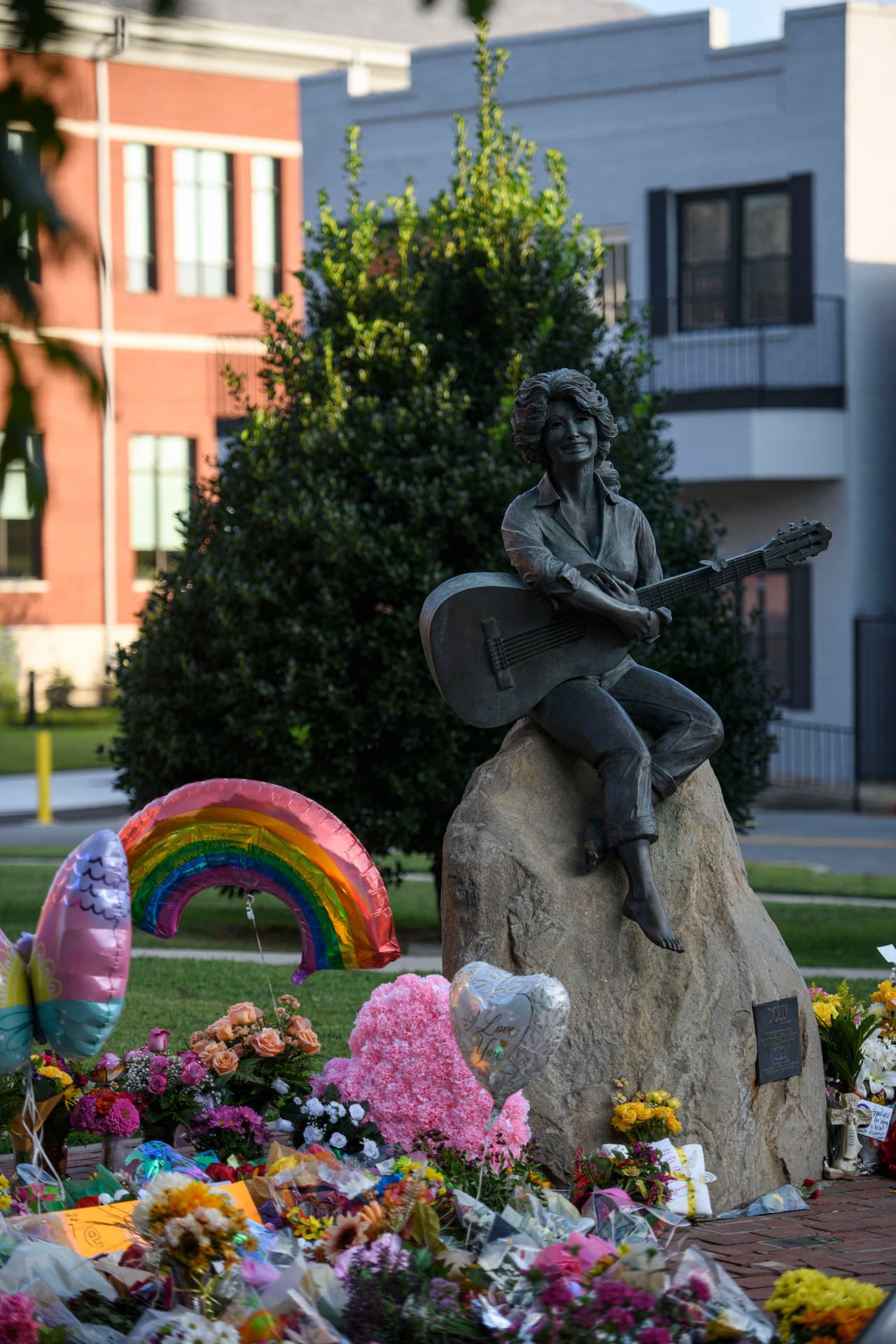 Rinden homenaje a Dolly Parton al pie de su estatua en Sevierville, Tennessee.